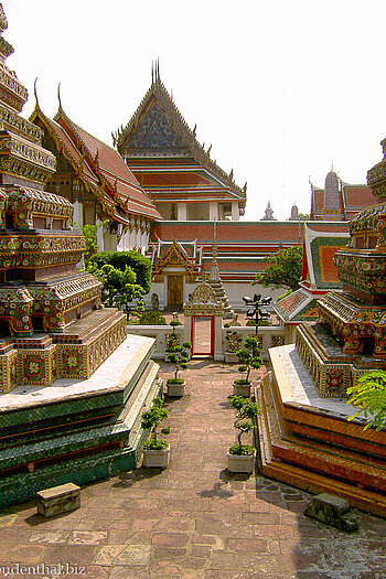 Zwischen den vielen Chedis des Wat Pho in Bangkok.