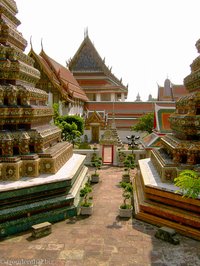 Zwischen den vielen Chedis des Wat Pho in Bangkok.