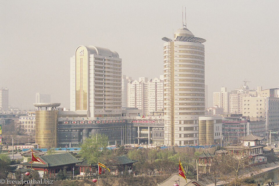 Wolkenkratzer in Xian im Dunst