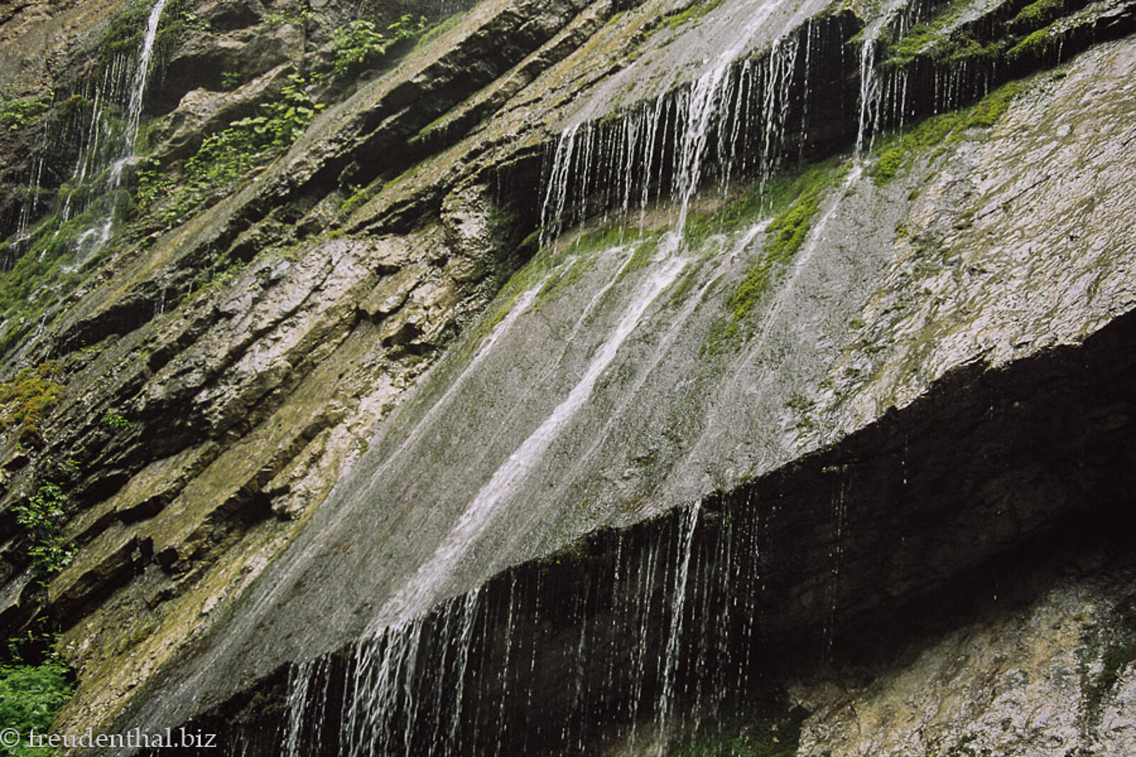 Über Felsen rauschendes Wasser in der Wimbachklamm bei Ramsau