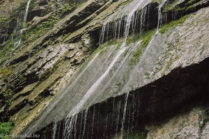 Wasser rinnt über die Felsen in die Wimbachklamm
