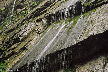 Wasser rinnt über die Felsen in die Wimbachklamm