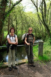 zwei Pilgerinnen am Bach