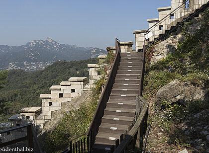 Treppenweg auf dem Bukak Trail entlang der alten Stadtmauer von Seoul