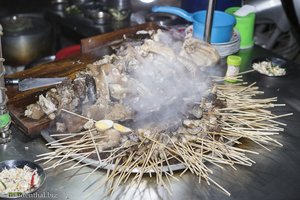 Gegrilltes in einer Garküche in Mandalay