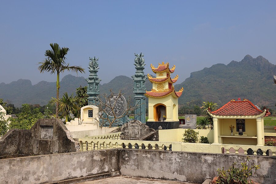 Friedhof inmitten der Reisefelder von Gia Vien