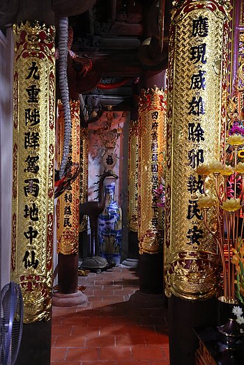 Säulen im Tempel Đền Thung Lá – Tempel des Blättertals