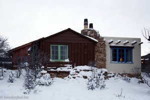 Bungalow im Schnee bei der Bright Angel Lodge