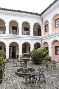 Hier sitzt man gerne, im Patio des Hotel la Plazuela von Popayán.