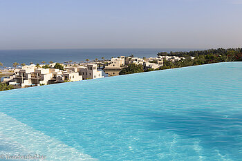 Sunset-Pool beim The Cove Rotana Resort