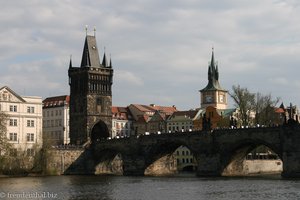 Blick von der Moldau auf die Karlsbrücke