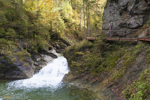 Wandersteg entlang der Felsen beim Ostertobel