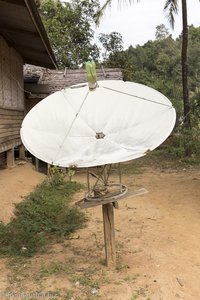 Satellitenschüssel im Dorf der Khmu - sicher HD-tauglich!