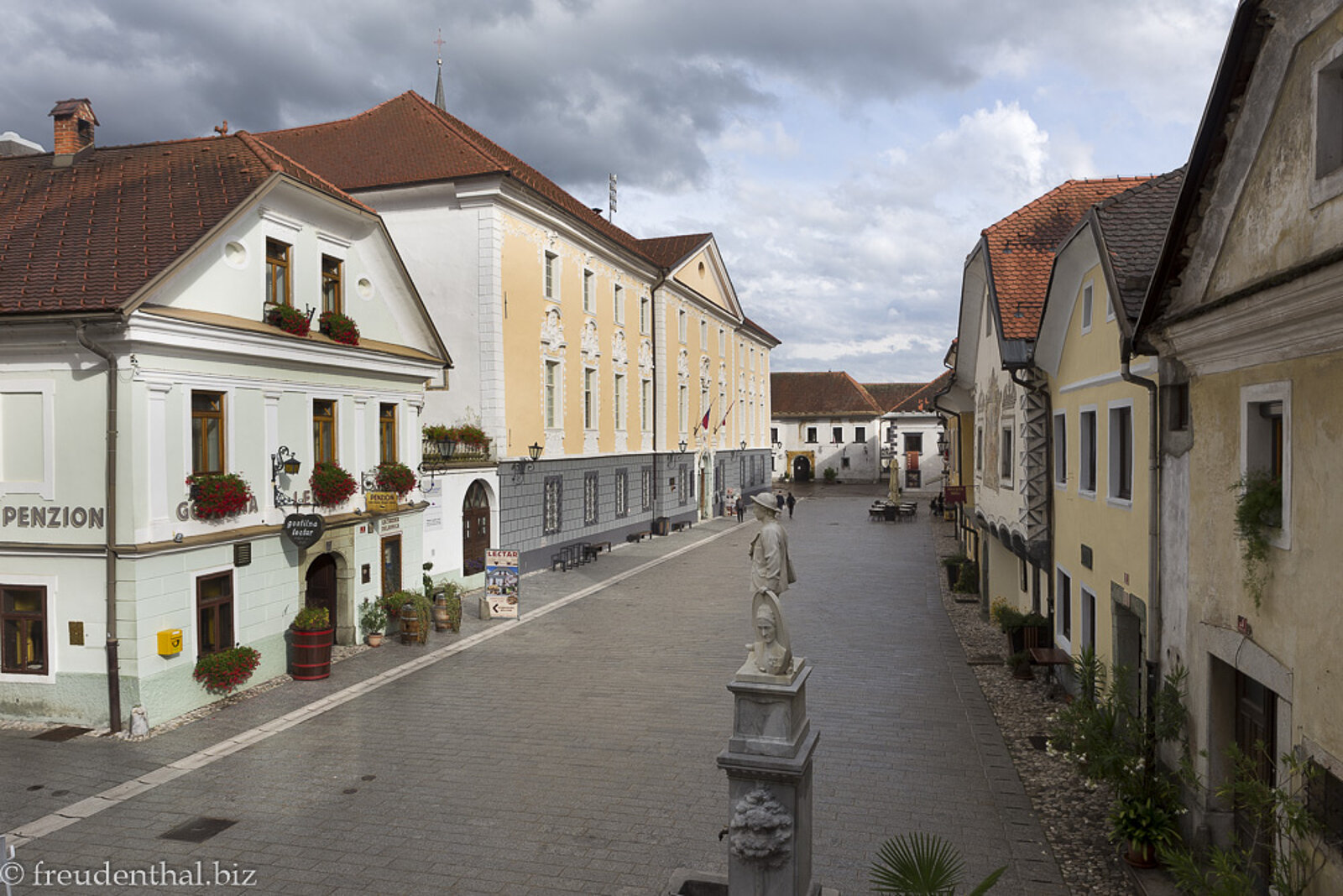 Stattliche Häuser in der Fußgängerzone von Radovljica in Slowenien
