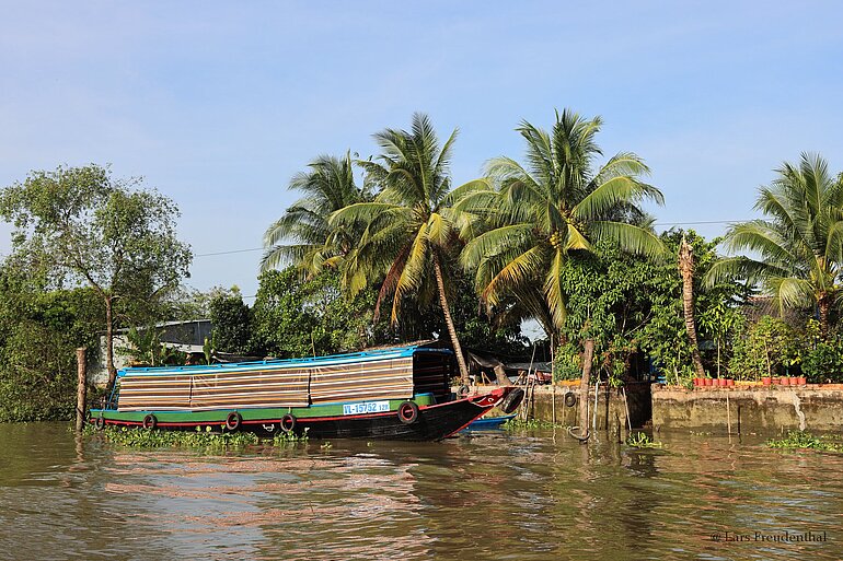 klassisches vietnamesisches Ghe Holzboot auf dem Sông Cổ Chiên im Mekong-