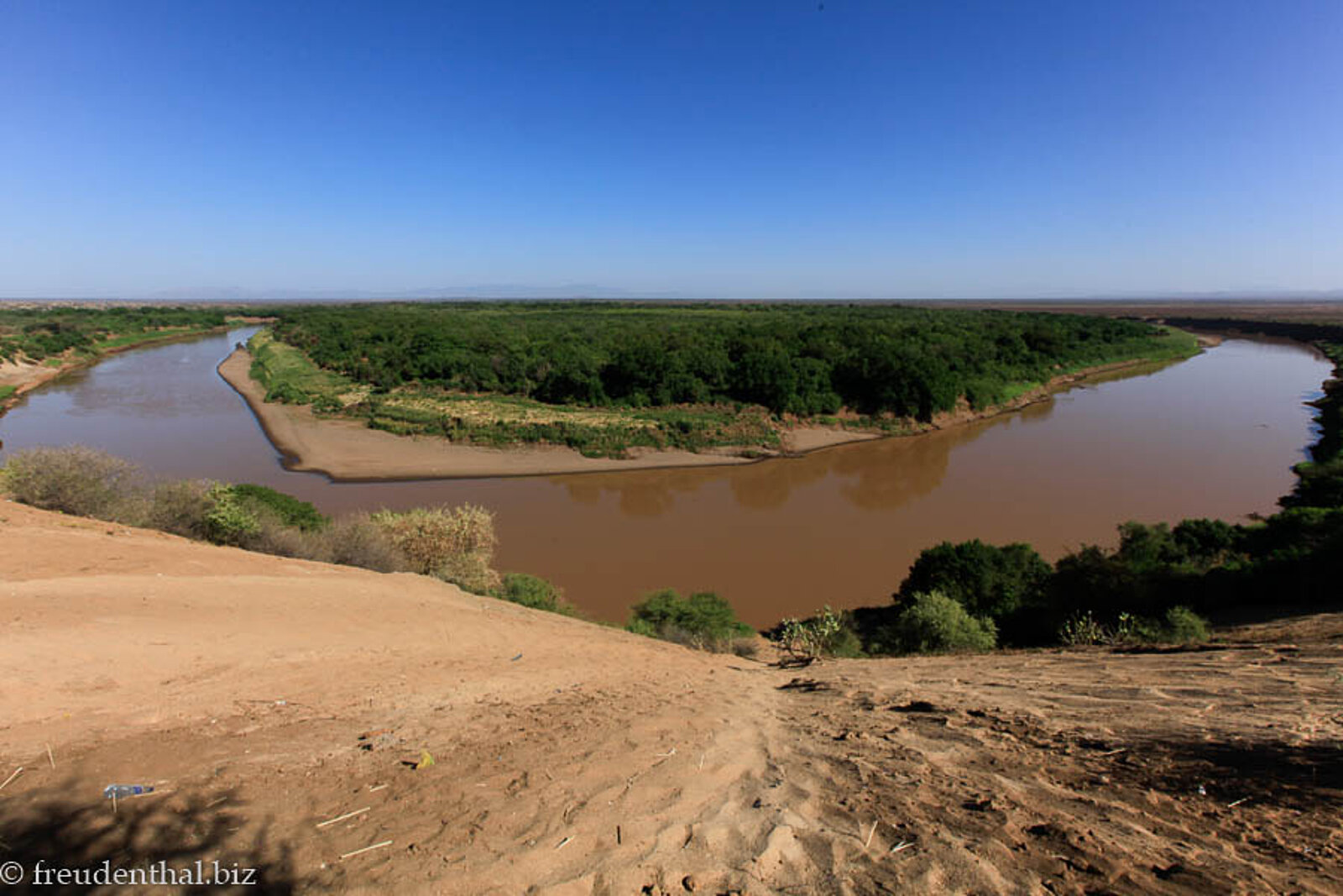 Aussicht von einer Anhöhe auf eine Flussschleife des Omo Rivers im Süden Äthiopiens