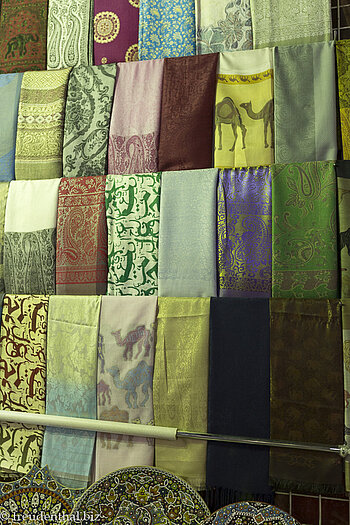 Seidenschals auf dem Gewürz-Souk von Bur Dubai