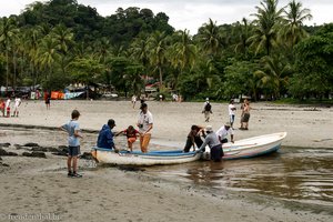 Übergangshilfe dank kleiner Boote in den Nationalpark Manuel Antonio