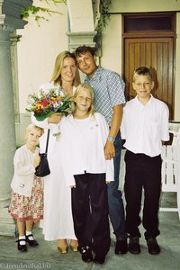 Annette und Lars mit einem Teil der Kinder