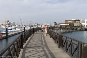 Langer Holzsteg bei der Marina Rubicón bei Playa Blanca