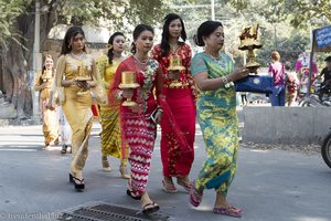 bunt gekleidete Frauen beim Novizenfest in Mandalay