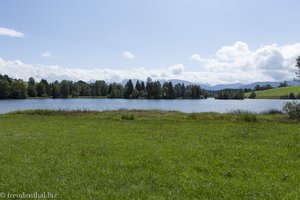 Der Schwaltenweiher nördlich der Ostallgäuer Alpen