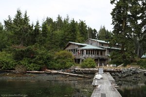 die Hidden Cove Lodge vom Bootssteg aus