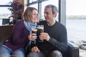 Anne und Lars mit Guinness im Café Fjarå