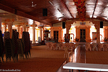 Blick in das Gebetshaus des Hinduistischen Tempels