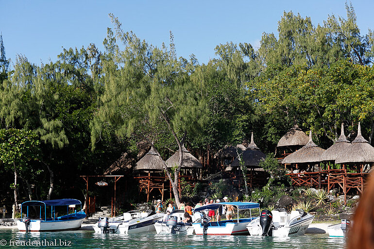 StrandBlick über den Yachthafen zu einem der Restaurants bei der Ile aux Cerfs