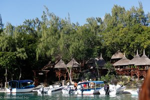 StrandBlick über den Yachthafen zu einem der Restaurants bei der Ile aux Cerfs