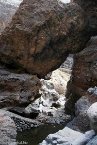 wieder geht es unter einem Felsen hindurch