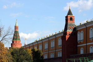 Blick vom Kutawja-Turm an die Außenseite des Waffenarsenals und zum Arsenal-Turm