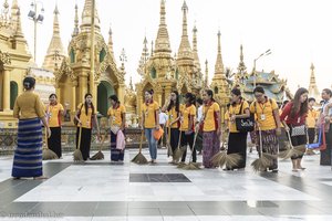 Putztrupp der Freiwilligen in der goldenen Shwedagon-Pagode