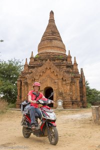 Anne mit Elektroroller in Bagan