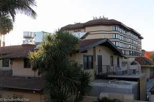 Blick vom Balkon auf das Hotel