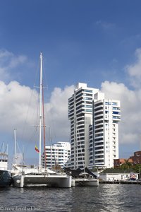 Hochhaus und Katamaran beim Hafen von Cartagena