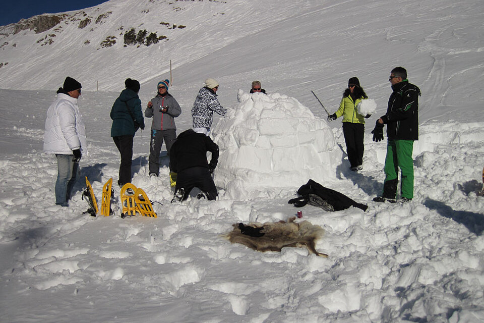Iglubau als Teamarbeit auf dem Nebelhorn bei Oberstdorf