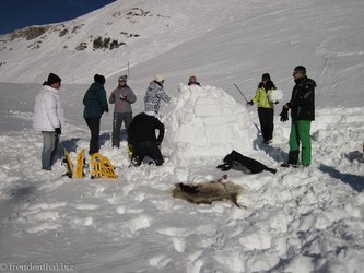 Wir bauen ein Iglu auf dem Nebelhorn