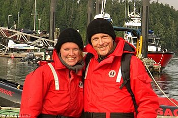 warm eingepackt auf dem Weg zur Zodiac-Tour im Clayoquot Sound