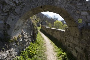 Durchgang zur Burgruine Helfenstein