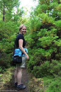 Annette beim Wandern auf Terceira