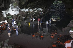 Eine Bar und eine Tanzfläche in der Höhle der Jameos del Agua