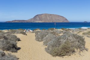 Playa de las Conchas und die Isla Montaña Clara