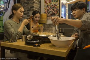 Gemeinsames Essen in Korea - nicht ohne Smartphone!