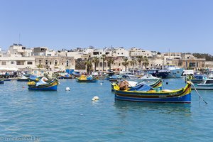 Bunte Luzzus im blauen Meer von Marsaxlokk