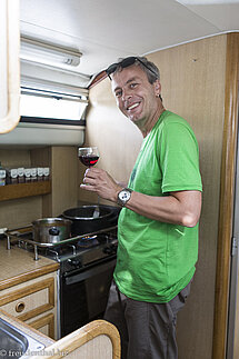 Lars in unserer kleinen Bootsküche