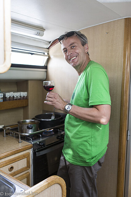 Lars in unserer kleinen Bootsküche