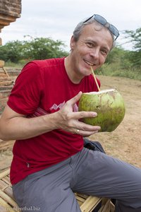 Lars schlürft eine Kokosnuss beim Thitsarwadi Tempel von Bagan