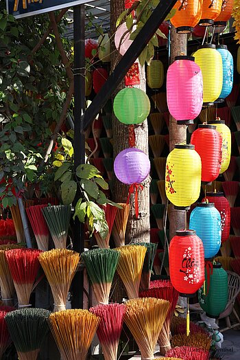 Bunte, kunstvolle Laternen in Thuy Xuan bei Hué, Vietnam
